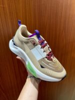 Sneaker moderna colorata con design innovativo e dettagli vibranti, ideale per stile e comfort daily.