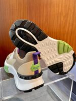 Scarpe da ginnastica moderne con dettagli colorati e design sportivo, stile e comfort per ogni occasione.