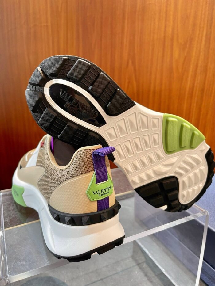 Scarpe da ginnastica moderne con dettagli colorati e design sportivo, stile e comfort per ogni occasione.