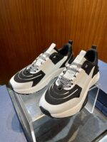 Scarpe da corsa moderne nere e bianche, stile trendy e comfort massimo, perfette per ogni attività.