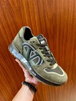 Scarpa sneaker moderna verde oliva, con dettaglio in suede, midsole trasparente e suola antiscivolo.