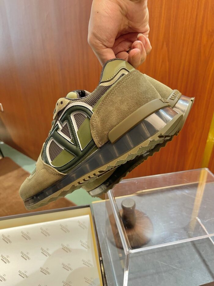 Sneaker urbana verde oliva con design moderno, materiali premium e logo distintivo, perfetta per streetwear.