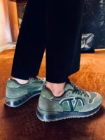 Scarpe sneakers verdi eleganti per look casual e di lusso in ambiente sofisticato.