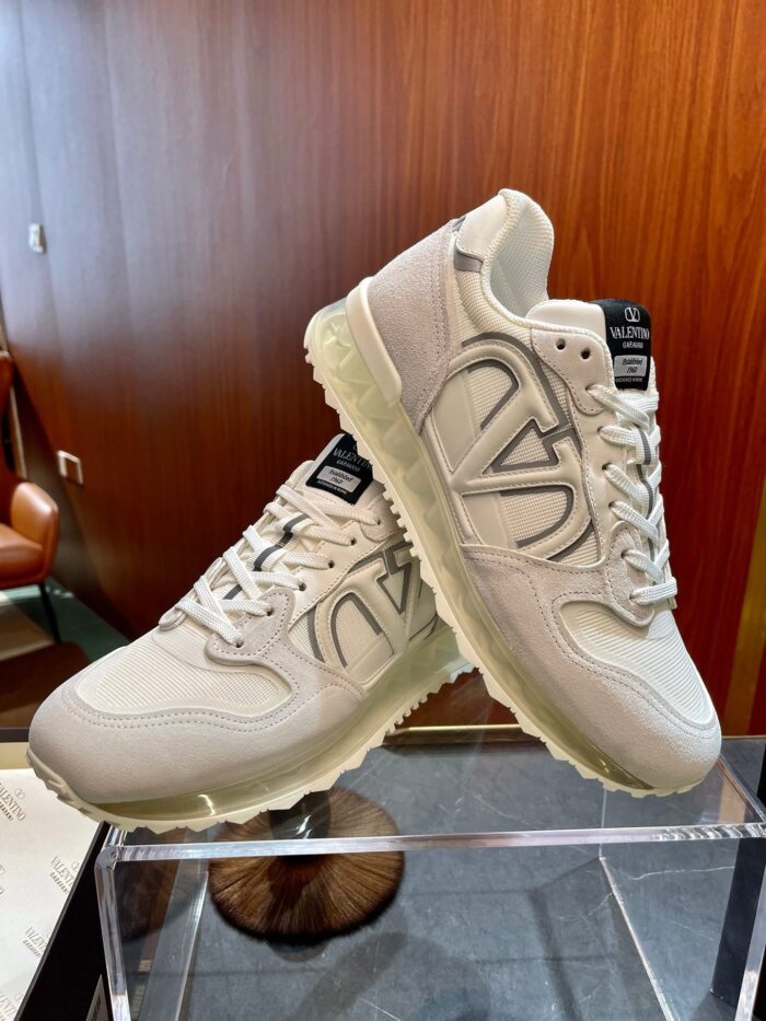 Scarpe da ginnastica eleganti in suede e mesh su sfondo in legno raffinato.