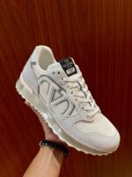 Sneaker elegante in pelle e suede con logo minimalista e suola comoda, perfetta per ogni occasione.