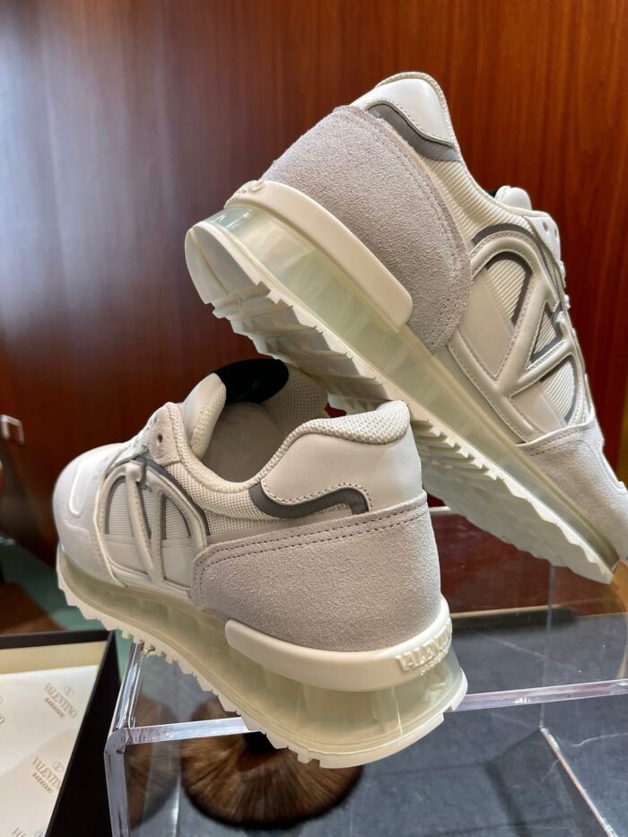 Scarpe sportive eleganti neutre con design moderno, supporto confortevole e dettagli sofisticati.