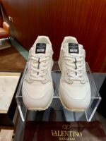Sneakers Valentino Garavani bianche, eleganti, moderne, con dettagli di lusso e comfort superiore.