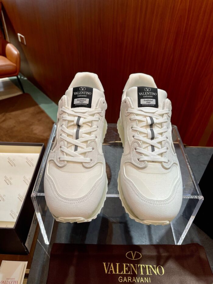 Sneakers Valentino Garavani bianche, eleganti, moderne, con dettagli di lusso e comfort superiore.