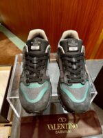 Sneaker Valentino Garavani di lusso, design elegante, dettagli artigianali e colori moderna.