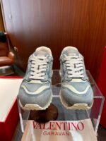 Sneakers Valentino Garavani di lusso, design moderno, dettagli raffinati, perfetti per ogni occasione.