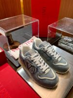 Sneakers di lusso Valentino in esposizione esclusiva, stile sofisticato e design moderno.