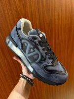 Sneaker elegante in blu navy con logo, comfort e stile su sfondo in legno caldo.