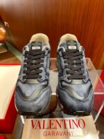 Sneakers Valentino Garavani in stile denim, eleganti e di tendenza per un look casual raffinato.