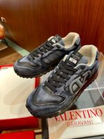 Sneakers di lusso Valentino Garavani in blu navy con logo V e dettagli eleganti