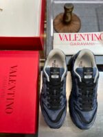 Sneakers Valentino Garavani di lusso con scatola rossa elegante e dettagli moderni.