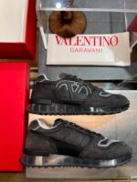 Sneakers Valentino Garavani nere con logo audace, design lussuoso e dettagli moderni.