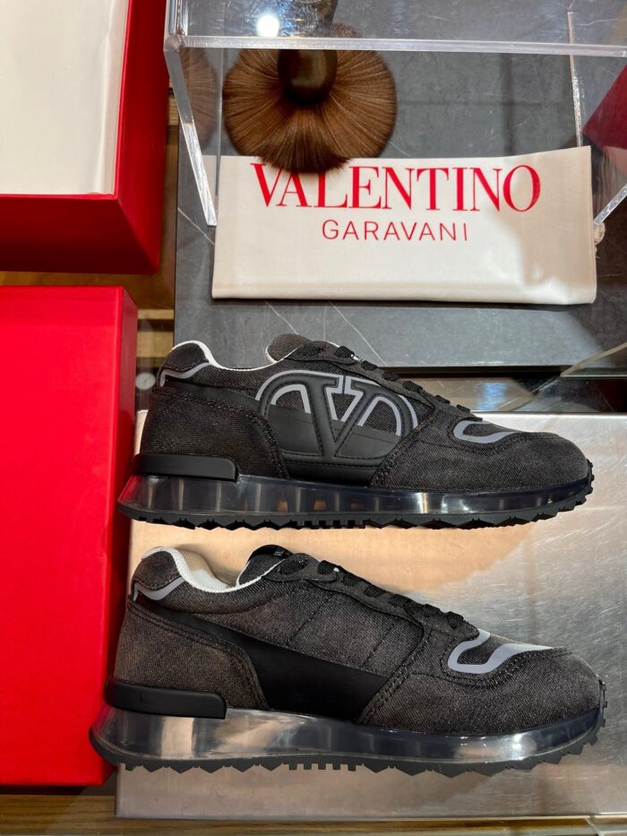 Sneakers Valentino Garavani nere con logo audace, design lussuoso e dettagli moderni.