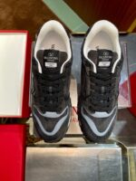 Sneaker di lusso Valentino nere con suola robusta, packaging elegante, stile moderno e dettagli eleganti