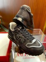 Sneakers Valentino Garavani grigie di lusso, stile moderno e design esclusivo.