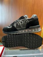 Scarpa sneakers moderna in suede e mesh con logo audace, ideale per stile e comfort quotidiano.