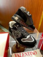Sneakers di lusso moderne con suola ammortizzata e dettagli eleganti, perfette per stile e comfort.