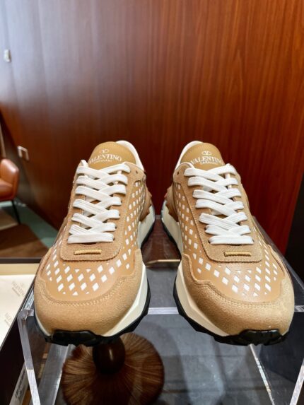 Sneakers moderne in tinta tan e bianco, design elegante e comfort su pedana.