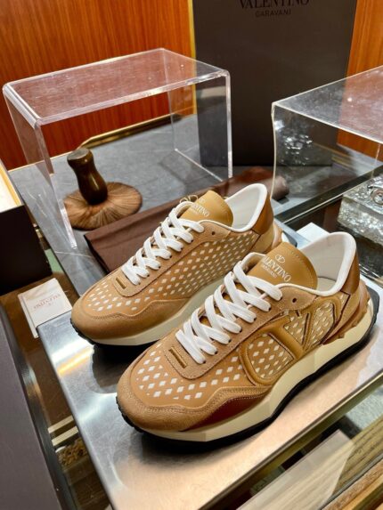 Sneakers in beige con design moderno, dettagli di alta qualità e stile sofisticato per ogni occasione.