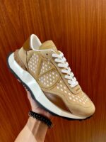Sneaker in suede e mesh con logo geometrico, stile casual e raffinato, ideale per ogni occasione.