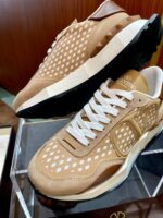 Sneakers maschili in suede e mesh con dettagli perforati, stile casual e massimo comfort.