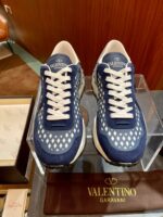 Sneakers Valentino Garavani navy con dettagli moderni, design di lusso e comfort elegante.