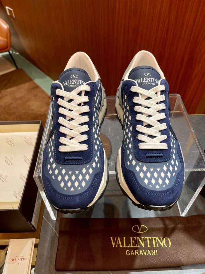 Sneakers Valentino Garavani navy con dettagli moderni, design di lusso e comfort elegante.