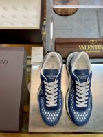 Sneakers Valentino Garavani di lusso su display elegante in boutique moderna