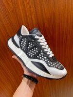 Sneaker moderna bianca e nera, stile streetwear, design trendy e comfort elevato.