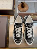 Sneakers Valentino di lusso con design moderno, dettagli eleganti e materiali di alta qualità.