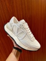 Sneaker uomo bianca moderna con logo embossato, design elegante e comfort per ogni stile.