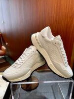 Sneakers eleganti in pelle e mesh, stile moderno e comfort su stand di lusso.