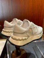 Sneakers bianche moda moderna su showroom con suola elegante e dettagli di alta qualità.