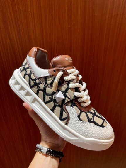 Sneaker elegante con dettagli animalier, suola robusta e stile moderno in tonalità neutre.