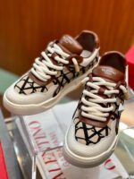 Scarpe da ginnastica Valentino con design elegante, dettagli in pelle marrone e suola spessa di tendenza.