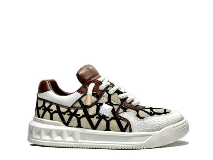 Sneaker di lusso moderna con design geometrico, intersuoni di materiali premium e dettagli eleganti.