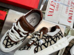 Sneakers Valentino di lusso con design artistico, colori eleganti e comfort superiore.