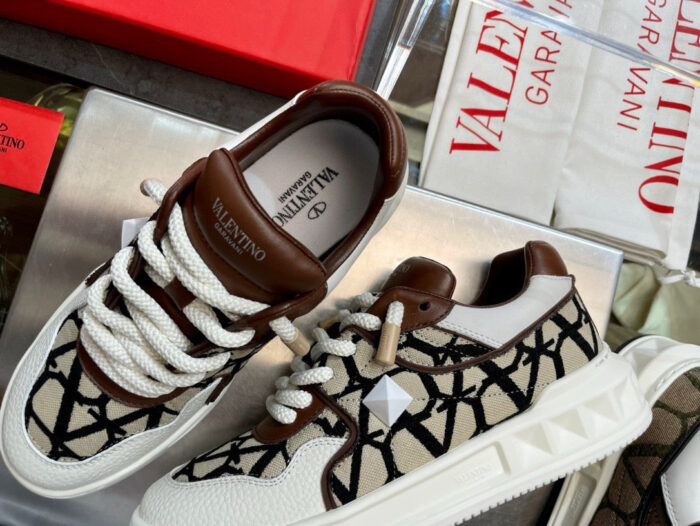 Sneakers Valentino di lusso con design artistico, colori eleganti e comfort superiore.