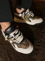 Sneakers camouflage moderne in pelle e tessuto, stile streetwear elegante con suola bianca resistente.