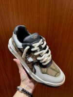 Sneaker urbana in tela camouflage, design moderno e comfort, perfetta per streetwear e stile casual.
