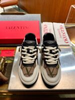 Sneakers Valentino di lusso, design moderno, materiali premium, packaging elegante, lifestyle esclusivo.