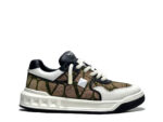 Sneaker casual camouflage con suola spessa, dettagli in bianco e logo di lusso.