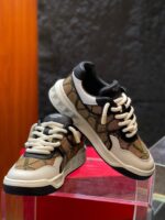 Sneakers trendy in toni terrosi con dettagli moderni, stile streetwear e design versatile.