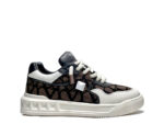 Sneaker moderna in pelle e tessuto con design elegante, ideale per stile urbano e fashion.