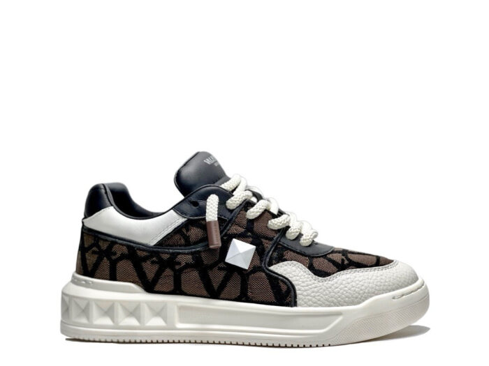 Sneaker moderna in pelle e tessuto con design elegante, ideale per stile urbano e fashion.