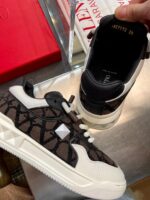 Sneaker di lusso bianca e nera, stile moderno e senza tempo, con dettagli eleganti e comfort elevato.